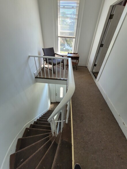 Building Photo - 65 Center St