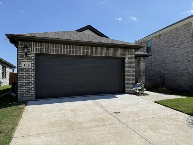 Building Photo - 109 Greenbriar Dr