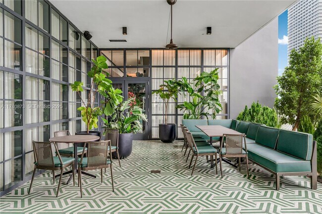 Building Photo - 601 NE 1st Ave