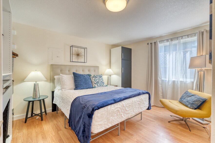 Building Photo - 1676 SE Marion St