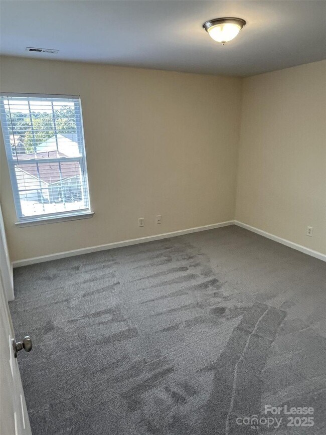 Building Photo - 242 Summit Park Ct