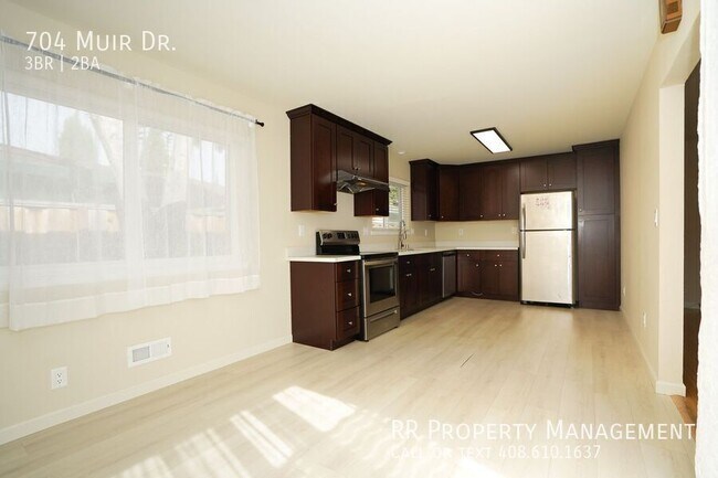 Building Photo - 704 Muir Dr