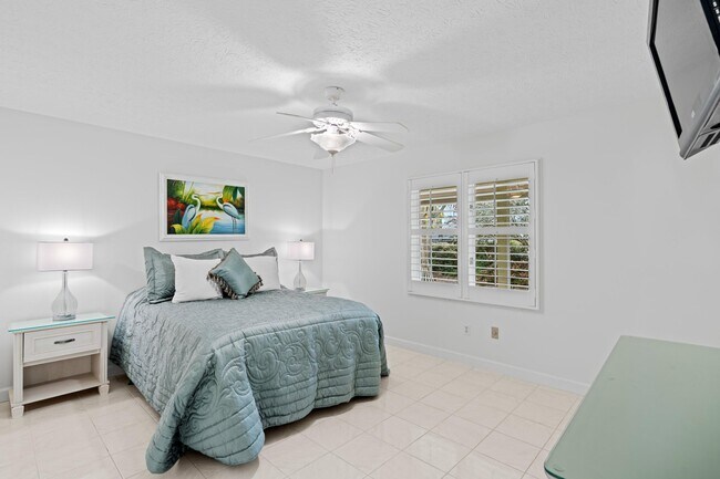 Building Photo - 1801 SE Hillmoor Dr