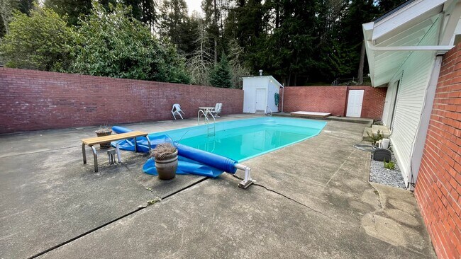 Building Photo - Country Living Home On Over Half An Acre! ...