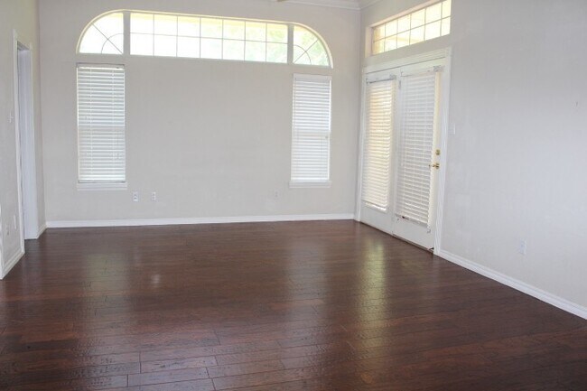 Building Photo - Great West side home located close to shop...