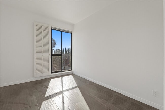 Building Photo - 2175 S Beverly Glen Blvd