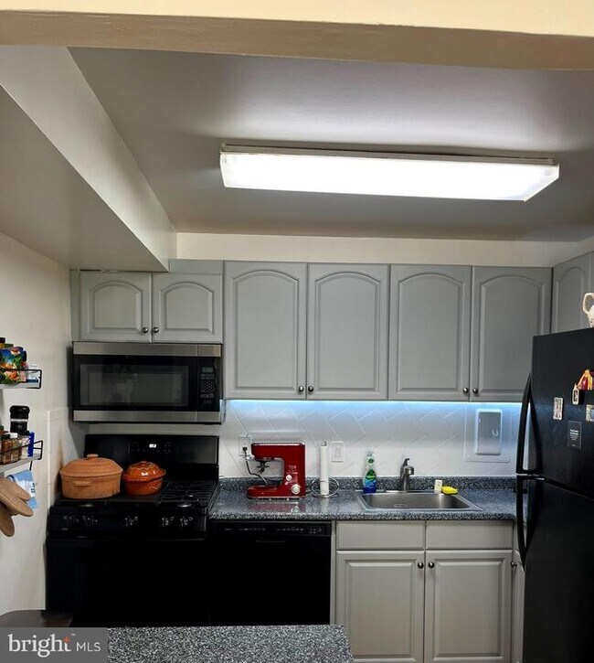 Building Photo - 37 Canterbury Square