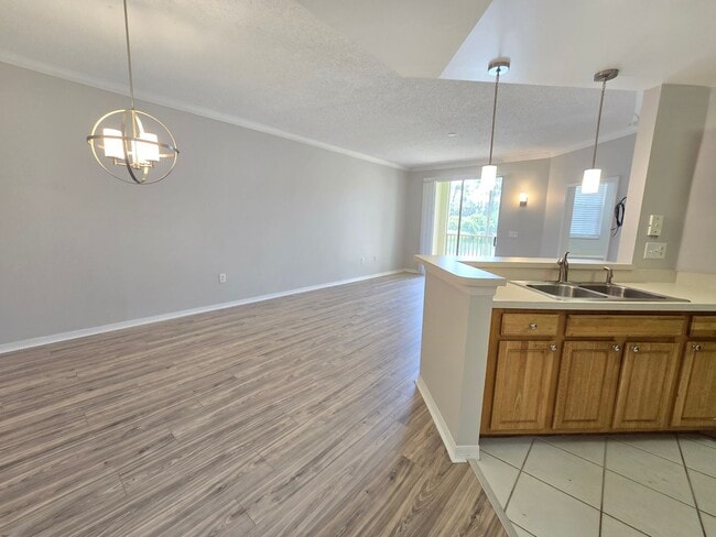 Building Photo - Luxury 1BR/1BA Condo with Fabulous Views i...