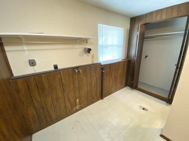 Building Photo - 1827 Thackeray Ave NW