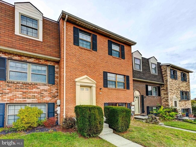 Primary Photo - 18 Clinton Hill Ct