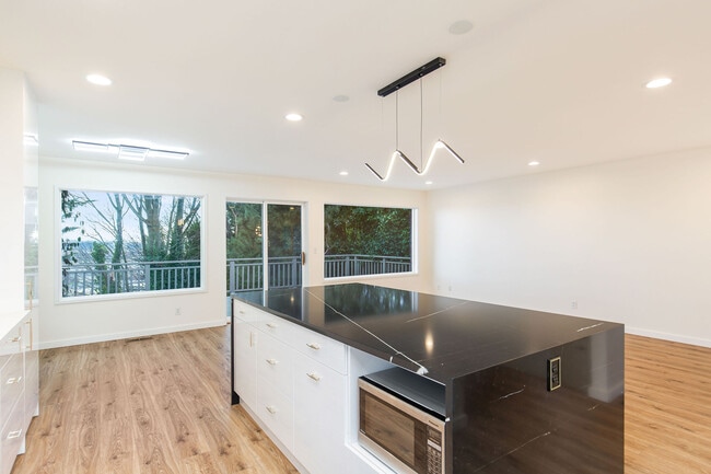 Building Photo - 4403 Powell Pl S