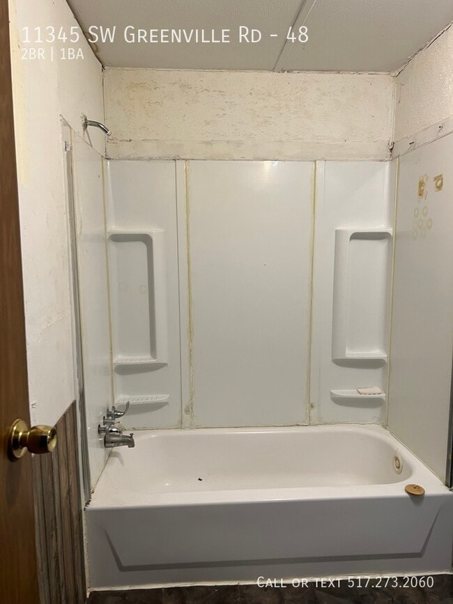 Building Photo - 2 bed 1 bath Mobile Home *Handy Man Special*