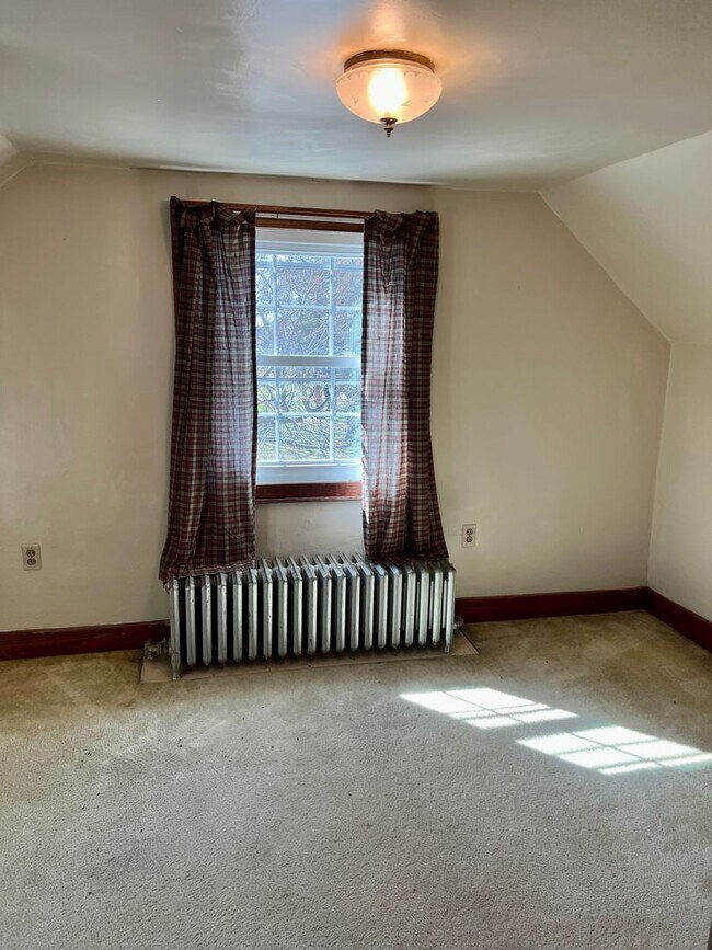 Building Photo - Country living! 1st floor laundry 3+ car garage with work shop