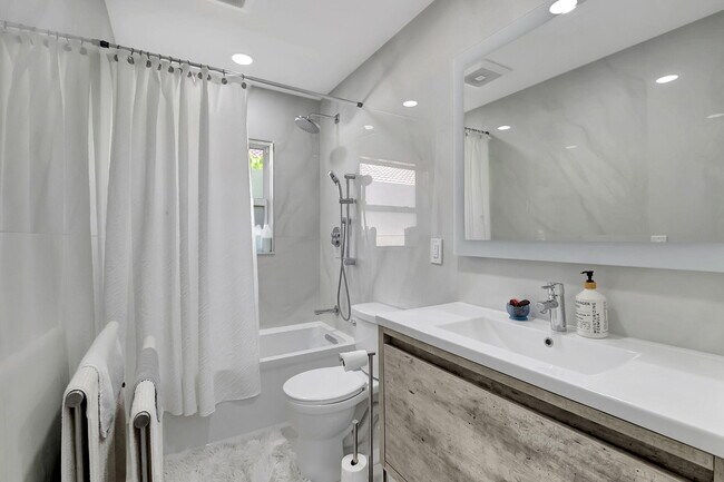 Building Photo - 10204 Camelback Ln