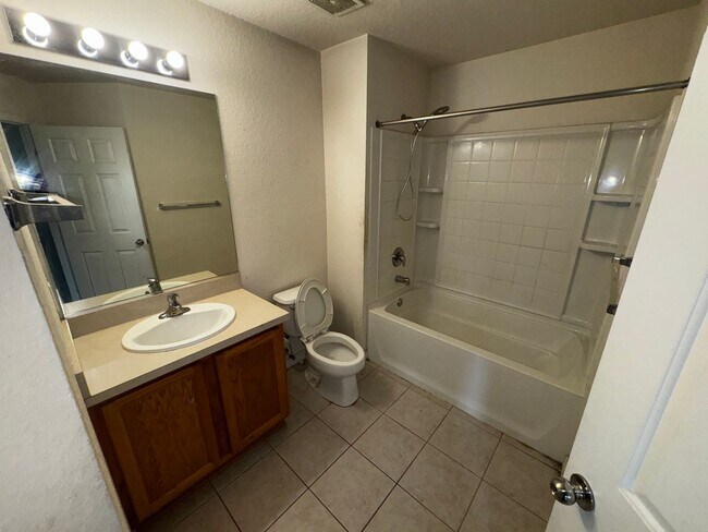 Building Photo - Beautiful 3BR/2.5BA Townhome with Water View in Fore Ranch