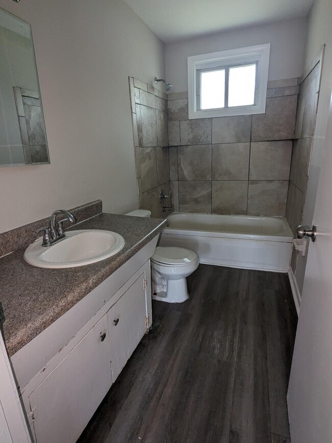 Building Photo - 1709 D Ville Dr