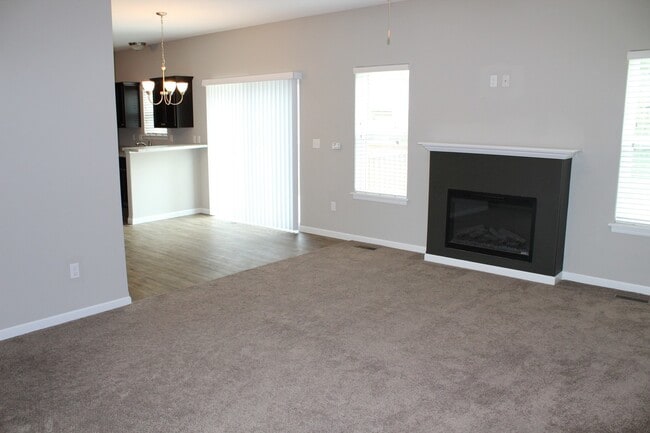 Building Photo - 4 bed/3 bath Split-foyer. Great Location!