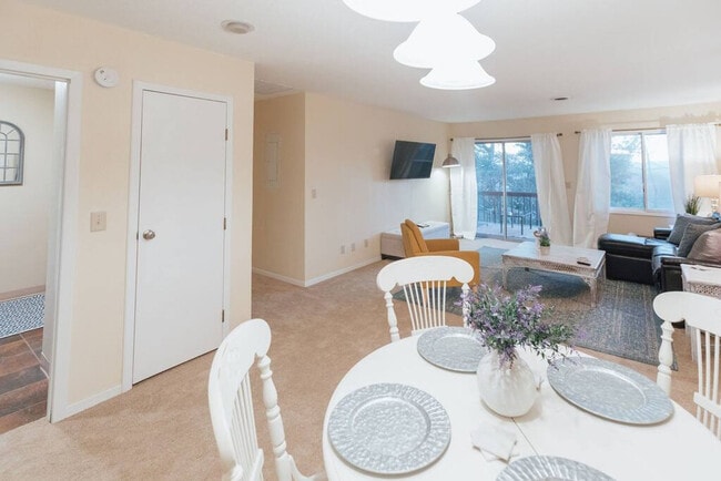 Building Photo - 722 Liberty Bell Blvd