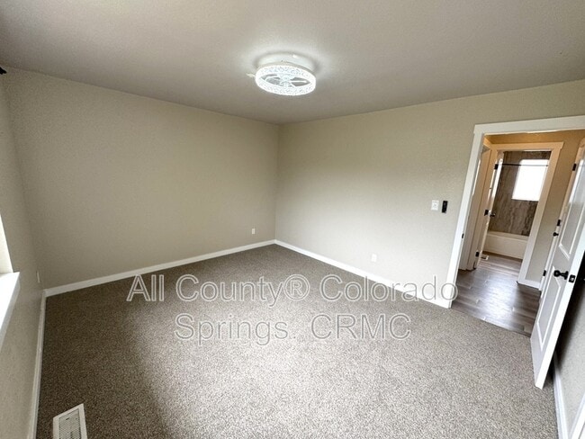 Building Photo - 1480 Hiawatha Dr