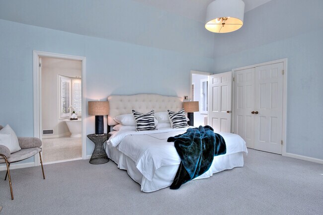 Building Photo - 562 Canoe Hill Rd