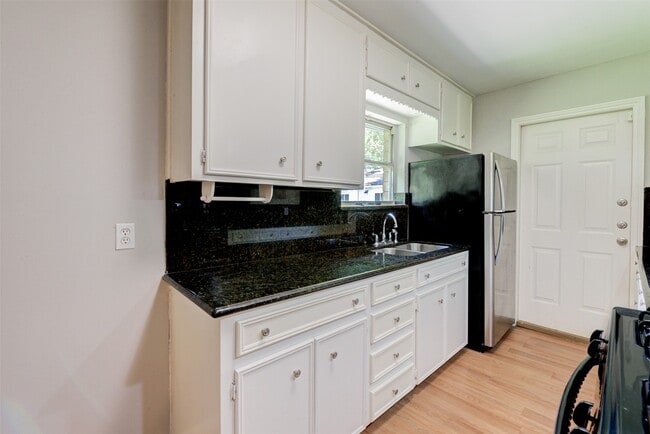 Building Photo - 5907 Nelwyn St
