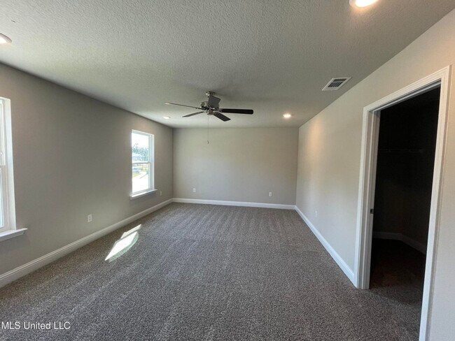Building Photo - Large 4-bedroom home located in the South ...