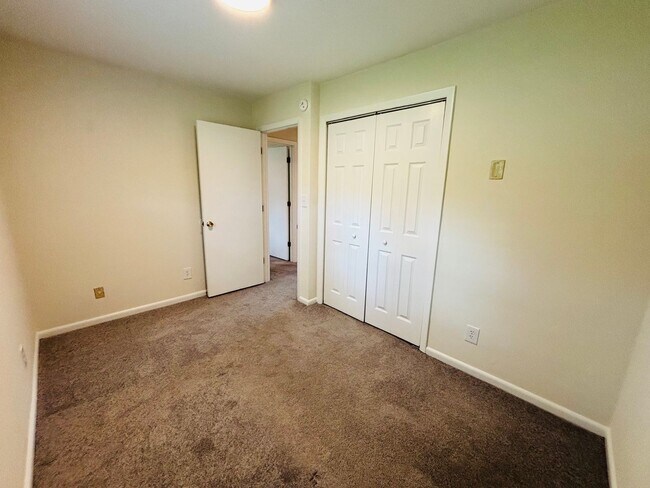 Building Photo - 100 Edgewood Ln