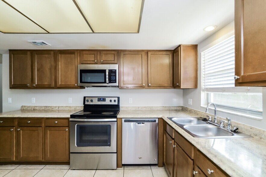 Building Photo - 8564 Cedar Cove Dr