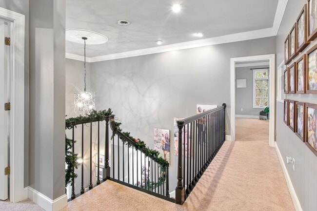 Building Photo - Rent Special! See Description! Spacious Ho...