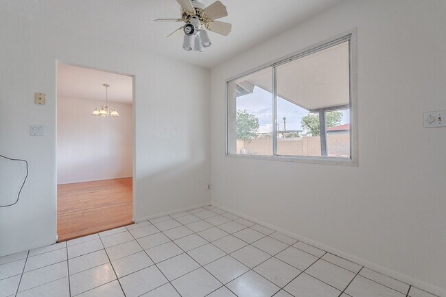 Building Photo - 2543 E Huntington Dr
