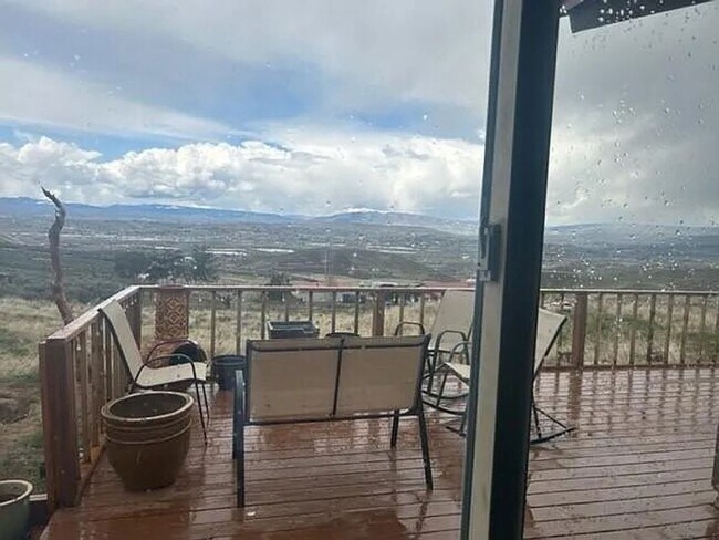 Building Photo - Beautiful country living!