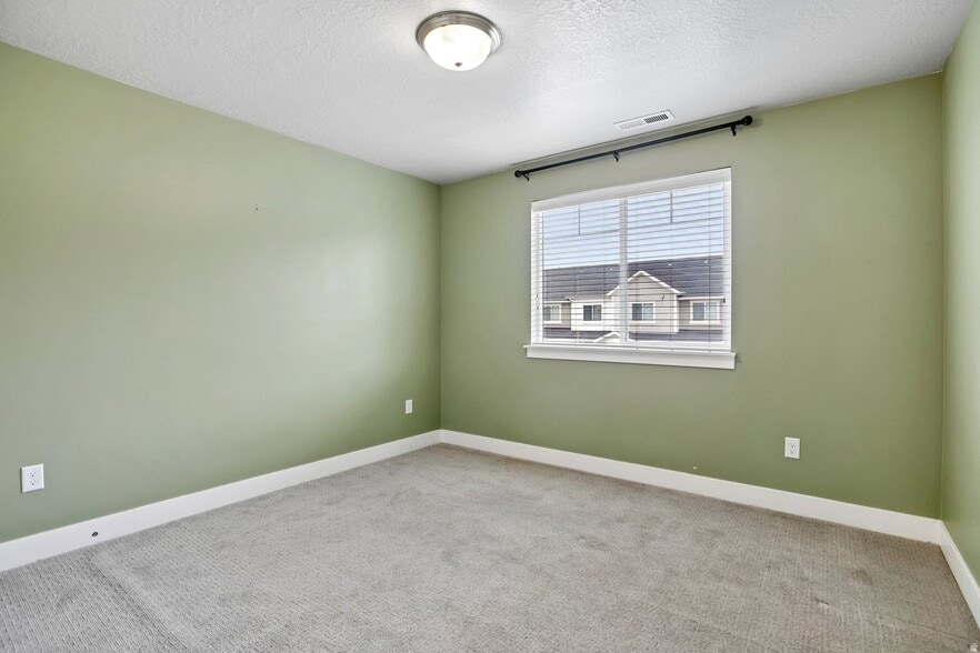 Building Photo - 167 W Silver Springs Dr