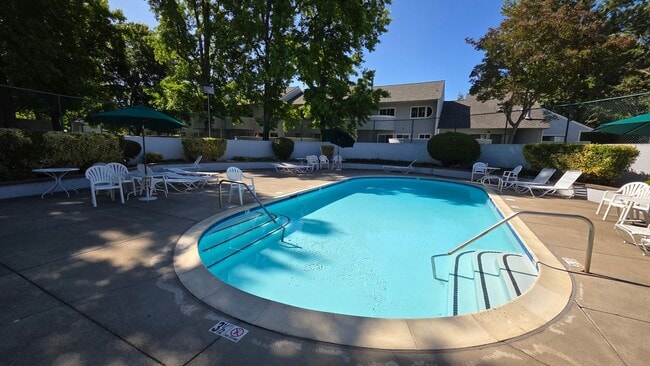 Building Photo - Charming Condo in Plum Tree Subdivision - ...