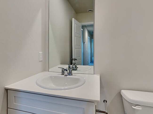 Building Photo - 529 St Charles Pl