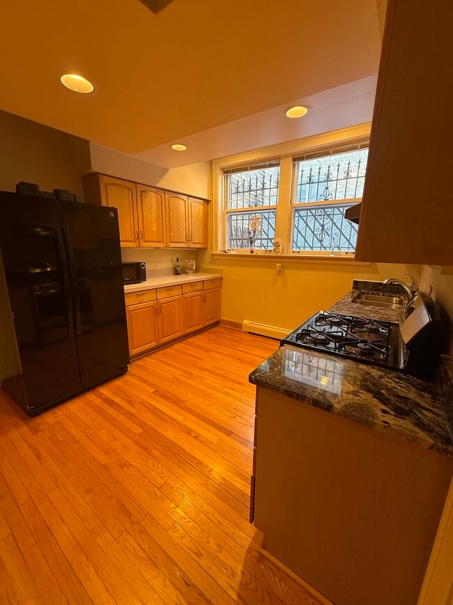 Building Photo - 7450 N Claremont Ave