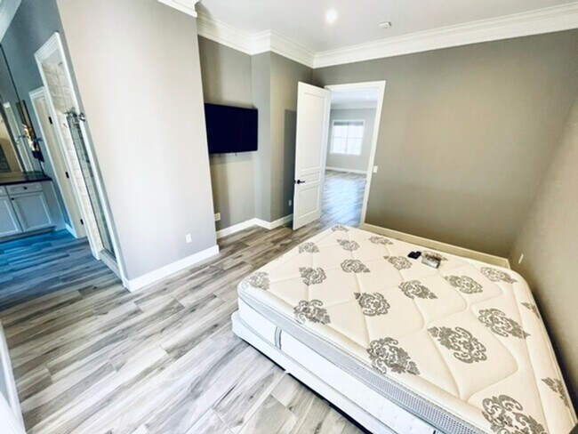 Building Photo - WONDERFULLY UPGRADED “GOLF VILLA” IN: GUAR...