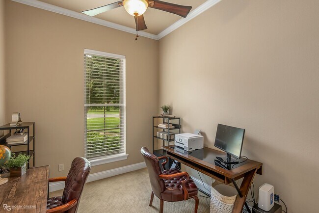 Building Photo - Beautiful Home on the Red River....