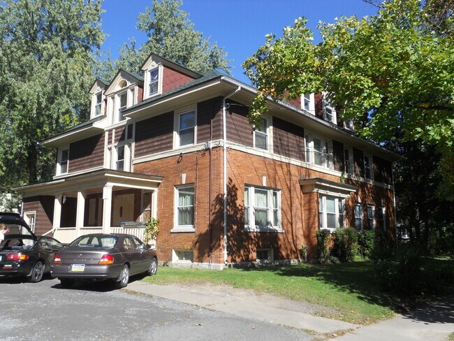 Building Photo - Available 6/1/26 - Spacious Apartment With...