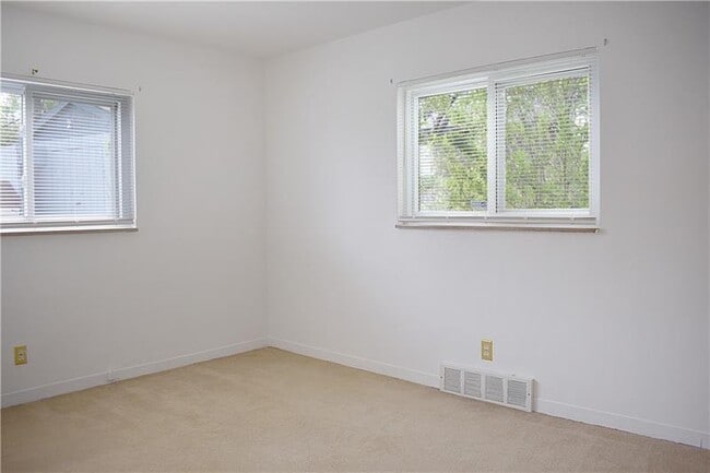 Building Photo - 100 Primrose Ave