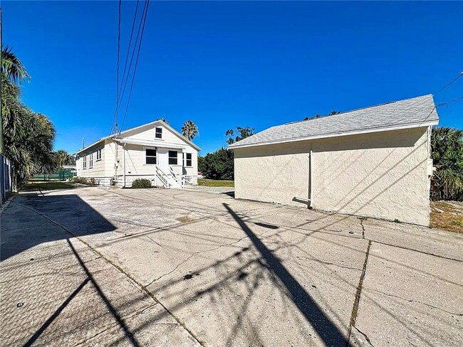 Building Photo - 944 18th Ave S