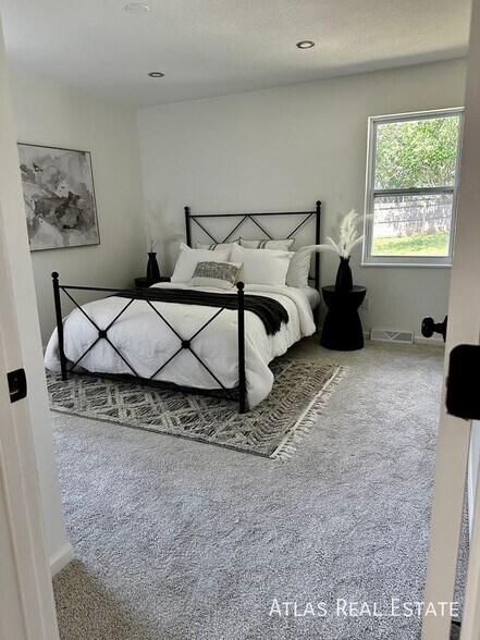 Building Photo - 909 NW Oxford Dr