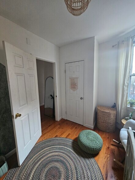 Building Photo - 5759 Larchwood Ave
