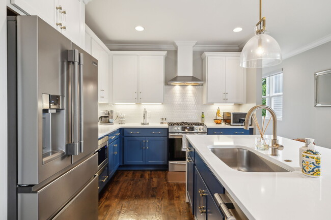 Building Photo - 6216B California Ave