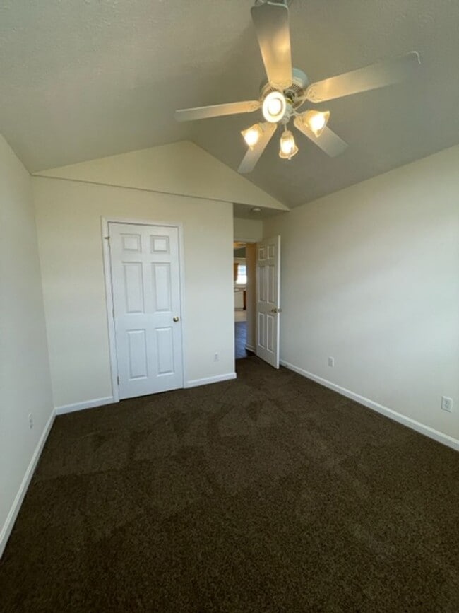 Building Photo - 216 Applewood Ln