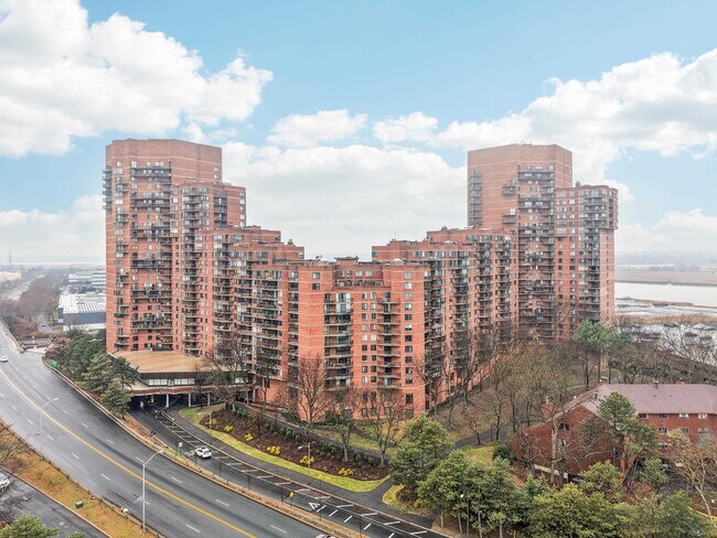 Building Photo - 530 Harmon Cove Tower