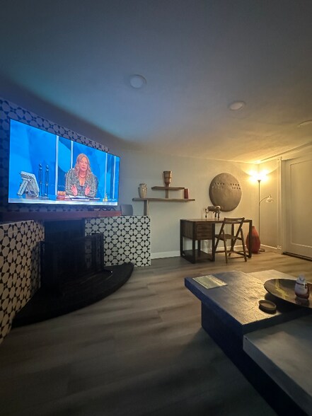 Building Photo - 1203 N Saturn Ave