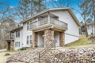 Building Photo - Valencia Courts/ Townhome / Unfurnished