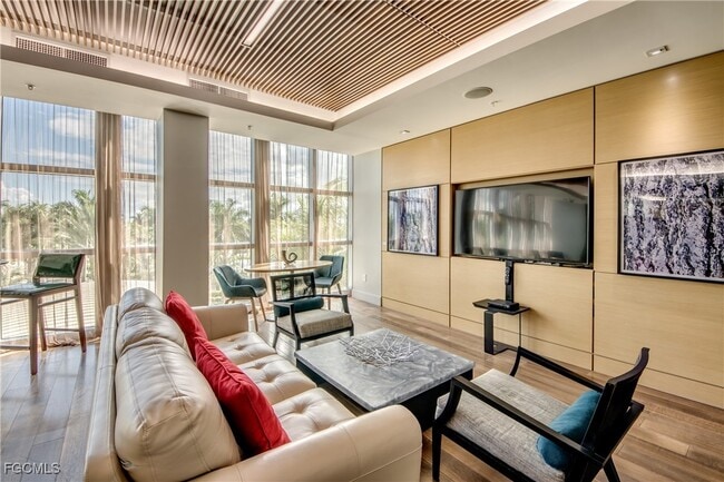 Building Photo - 3000 Oasis Grand Blvd