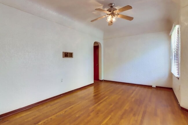 Building Photo - Charming Top Floor 1-Bedroom Apartment in ...