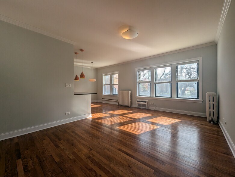 Primary Photo - 722 W Addison St